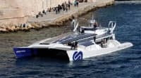 El barco que da la vuelta al mundo usando solo luz solar y hidrógeno